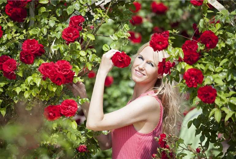 Frau mit Rosen