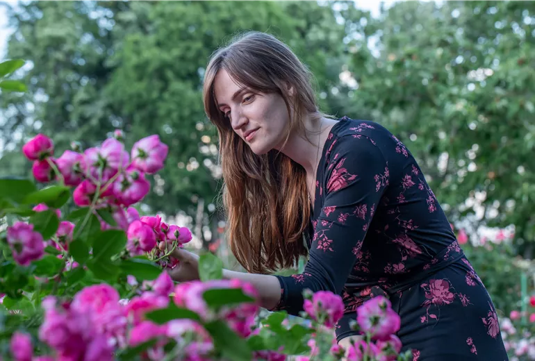 Frau in Rosengarten