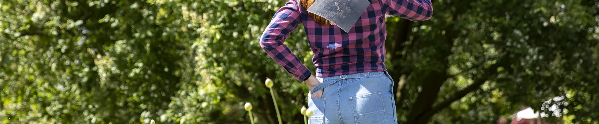 Frau bei der Gartenarbeit