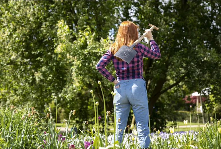 Frau bei der Gartenarbeit