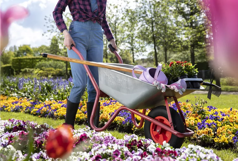 Frau bei der Gartenarbeit