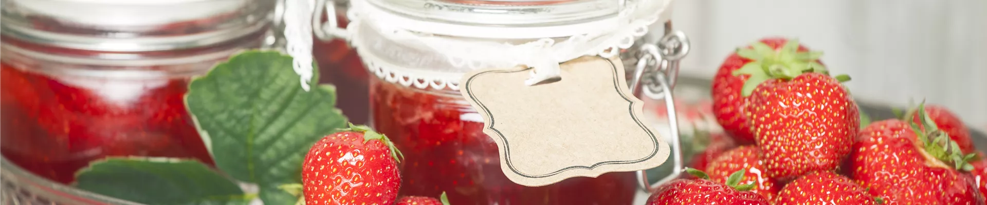 Erdbeermarmelade auf Tablett