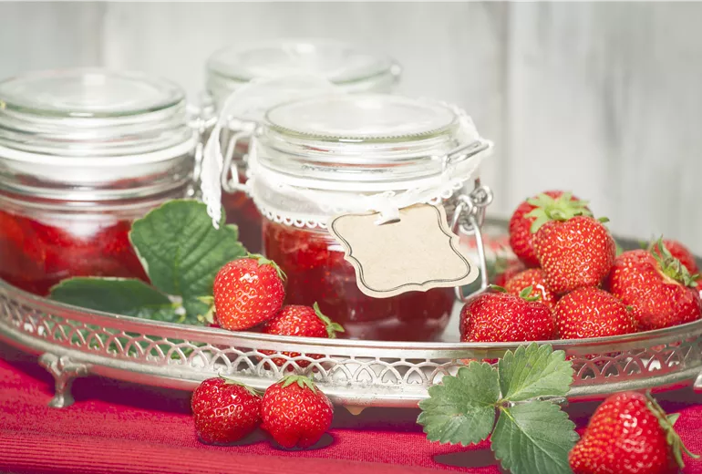 Erdbeermarmelade auf Tablett